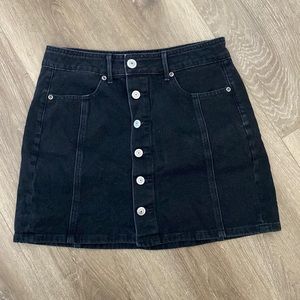 American Eagle. Size 4. Black.